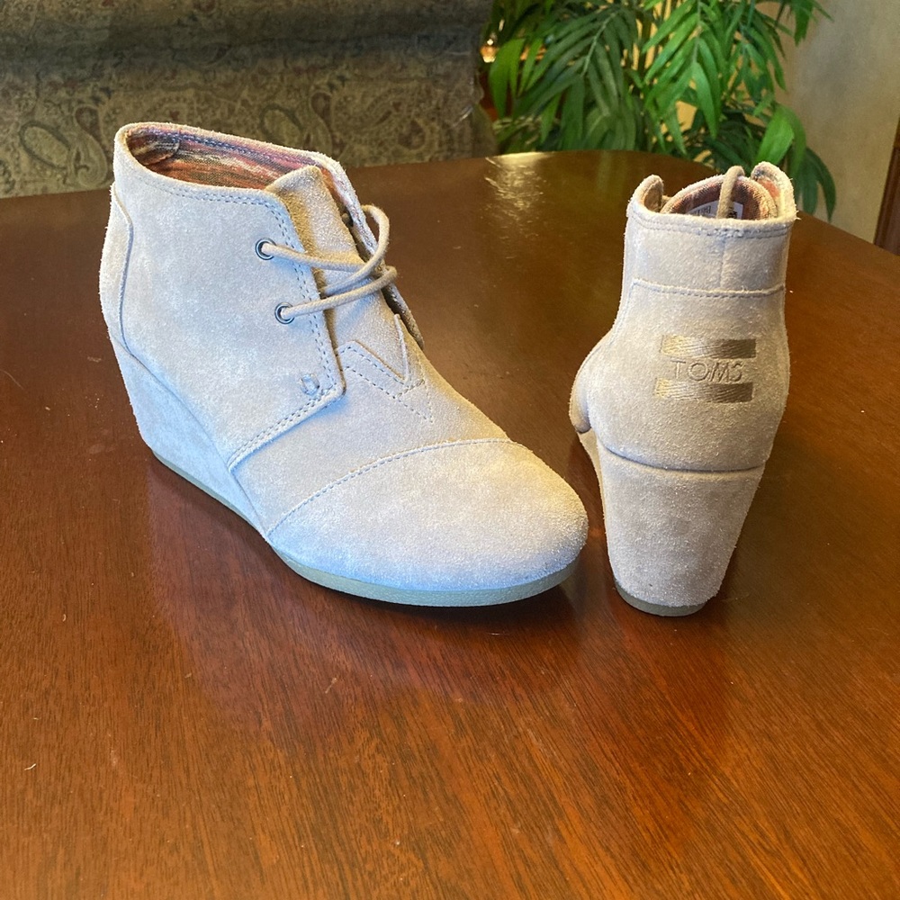 TOMS suede lace up wedge boot size 7.5.